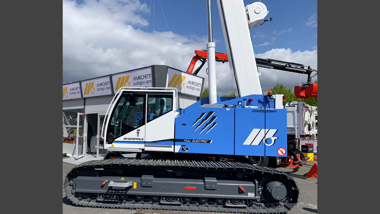 Marchetti cranes CW 25-35 HY Zero emissions and low noise. High capacity design for challenging narrow spaces actvities